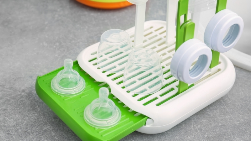 Chọn n&uacute;m ti ph&ugrave; hợp cổ b&igrave;nh, chất liệu an to&agrave;n v&agrave; t&iacute;nh năng chống sặc cho b&eacute; b&uacute; ngon