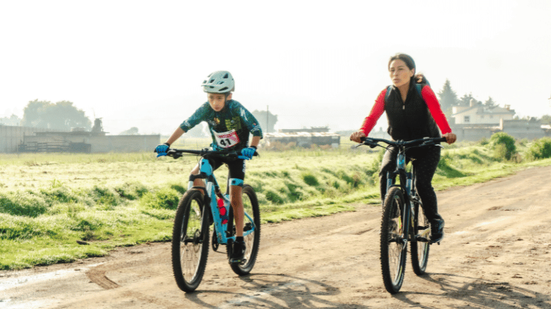 Xe đạp thể thao gi&uacute;p b&eacute; r&egrave;n luyện sức bền v&agrave; kỹ năng vận động