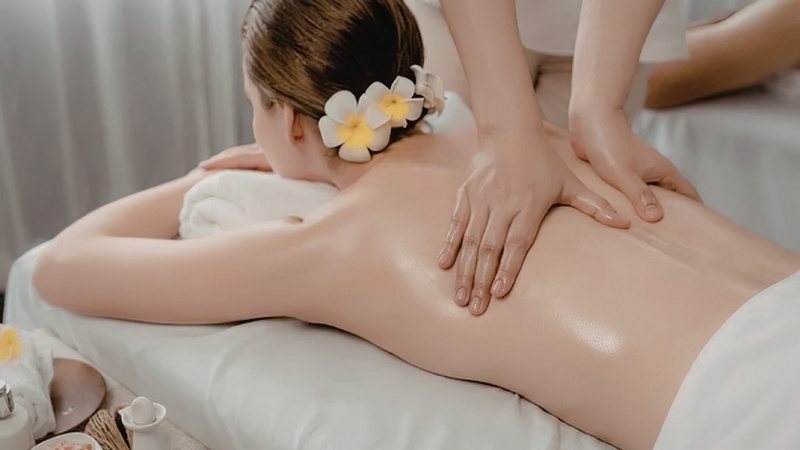 Massage giúp xoa dịu cơ bắp, giải tỏa căng thẳng và dưỡng da mềm mịn, đàn hồi hiệu quả
