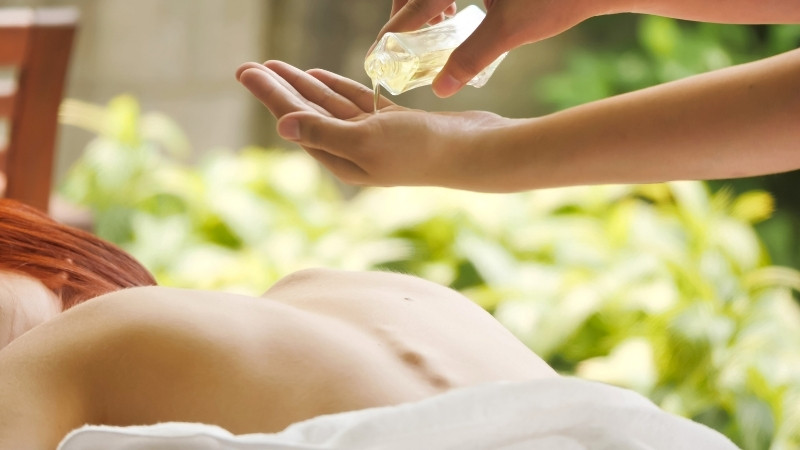 Làm ấm dầu, massage khi da sạch, kết hợp dụng cụ hỗ trợ và bảo quản nơi khô ráo, thoáng mát