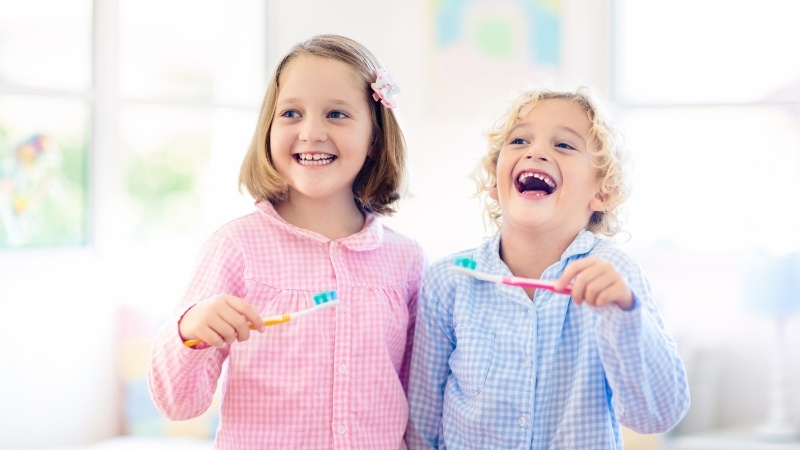 Chọn b&agrave;n chải cho b&eacute; c&oacute; l&ocirc;ng si&ecirc;u mềm, đầu nhỏ, chất liệu an to&agrave;n, tay cầm chống trượt, h&atilde;ng uy t&iacute;n