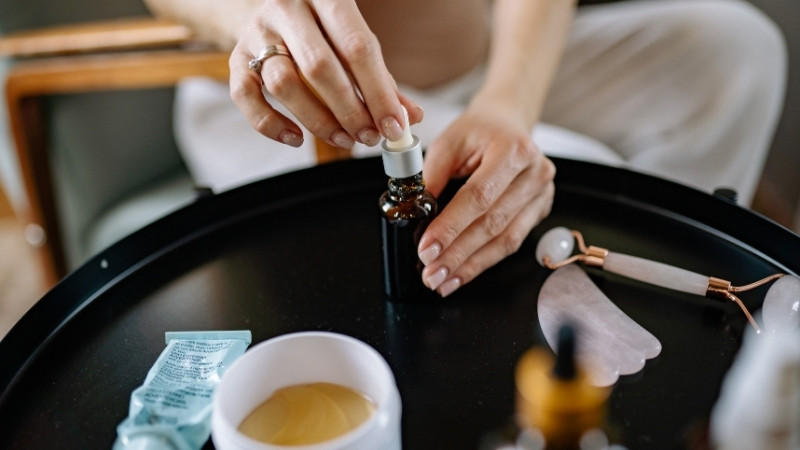 Chu trình hoàn hảo là làm sạch, tẩy tế bào chết, dùng tinh dầu tắm và khóa ẩm bằng dưỡng thể