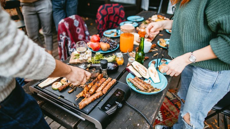 Bếp nướng gi&uacute;p BBQ tại nh&agrave; tiện lợi tiết kiệm thời gian v&agrave; an to&agrave;n sức khỏe