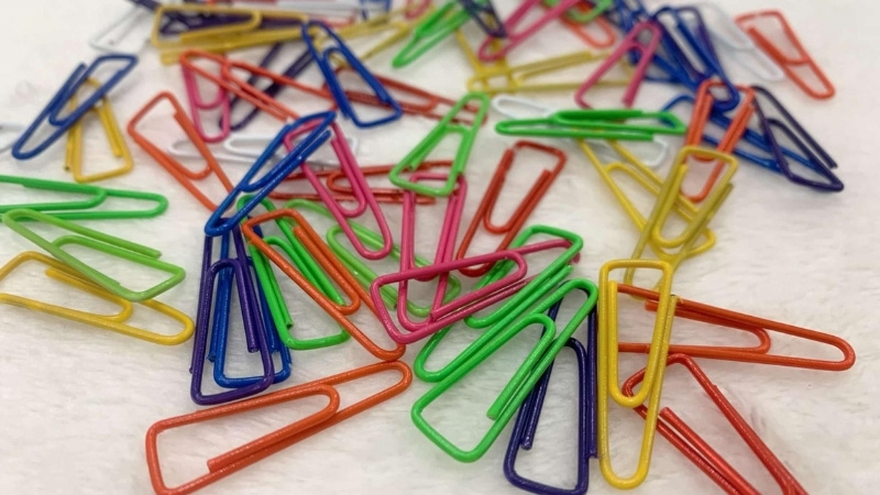 Bảo quản kim kẹp nơi khô ráo giúp duy trì độ đàn hồi và độ sáng bóng lâu dài