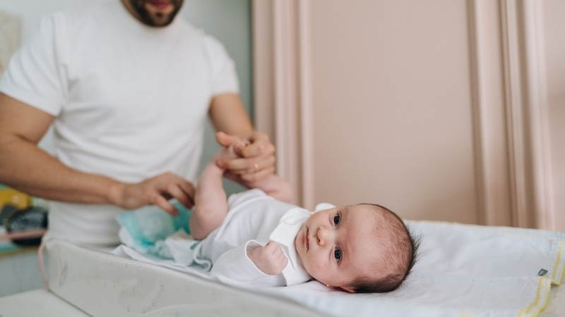 Chọn miếng lót sơ sinh cần bề mặt mềm, thấm hút tốt, chống tràn và nguồn gốc rõ ràng