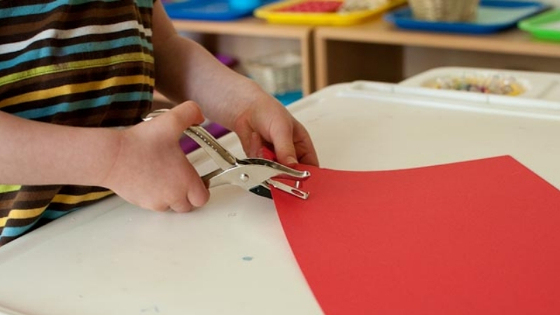 Dụng cụ bấm lỗ chất lượng tạo ra các lỗ sắc nét giúp các dự án thủ công của trẻ em trở nên dễ dàng và gọn gàng