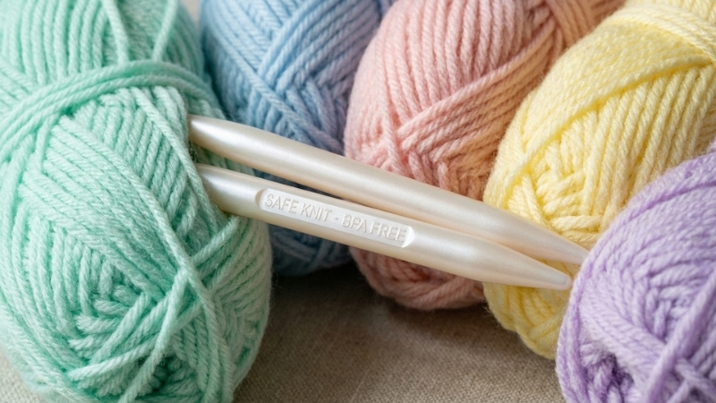 Chọn len kh&ocirc;ng x&ugrave; l&ocirc;ng v&agrave; dụng cụ đan m&oacute;c bằng nhựa bo tr&ograve;n để bảo vệ l&agrave;n da nhạy cảm v&agrave; sự an to&agrave;n của trẻ