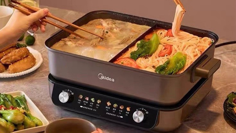 Nồi lẩu điện l&agrave; trung t&acirc;m gắn kết mọi th&agrave;nh vi&ecirc;n trong những bữa ăn sum vầy