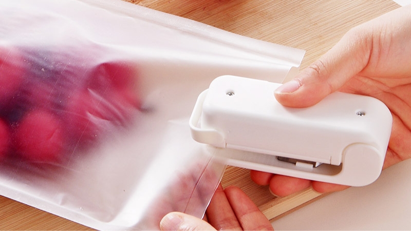 M&aacute;y &eacute;p miệng t&uacute;i gi&uacute;p bảo vệ sản phẩm khỏi ẩm mốc v&agrave; vi khuẩn hiệu quả