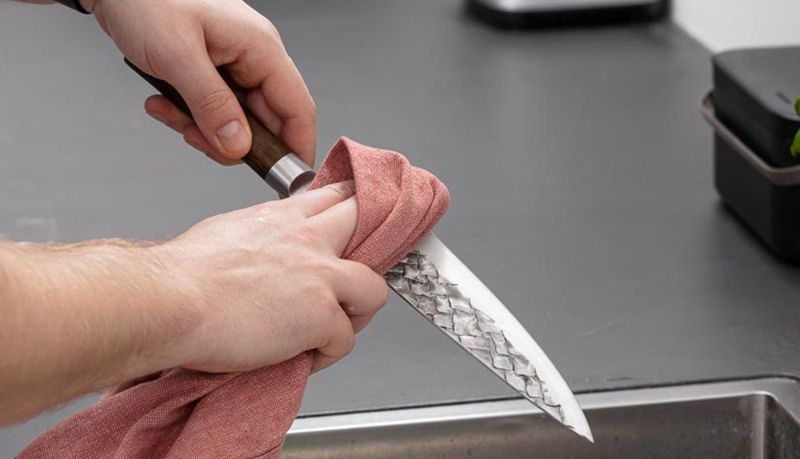 Vệ sinh dao sau khi sử dụng để đảm bảo vệ sinh, bền đẹp