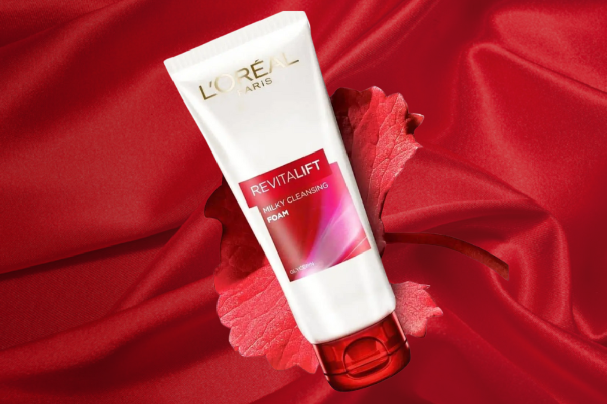 Milky Cleansing Foam của L'Oréal Paris có kết cấu dạng kem mịn dịu nhẹ