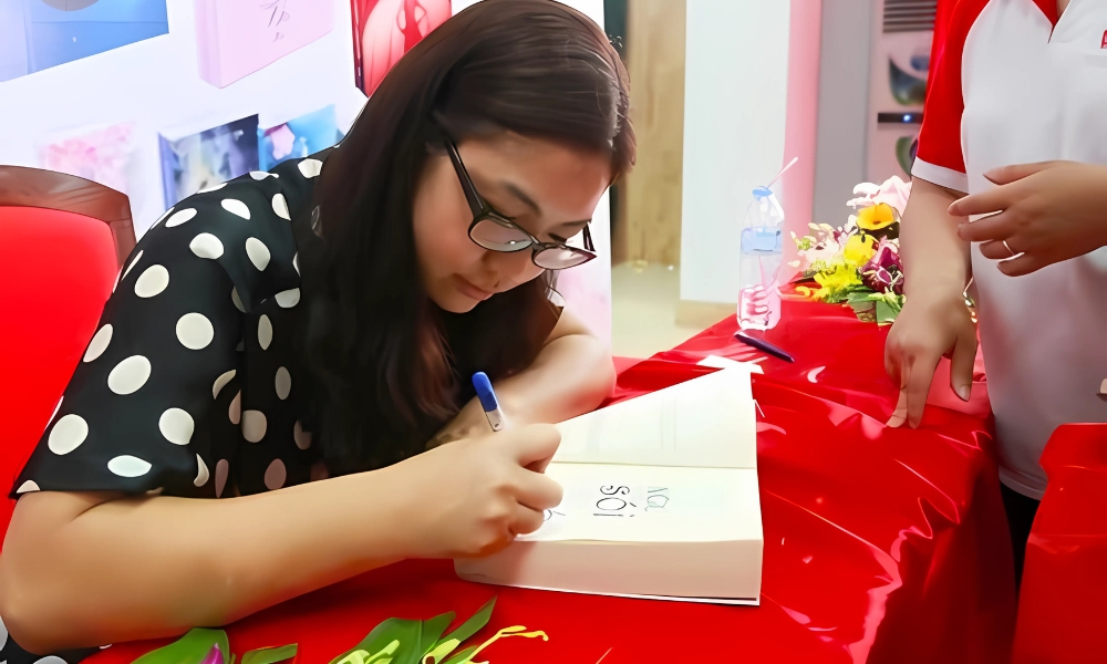 Diệp Lạc Vô Tâm là tác giả của nhiều bộ truyện ngôn tình nổi tiếng