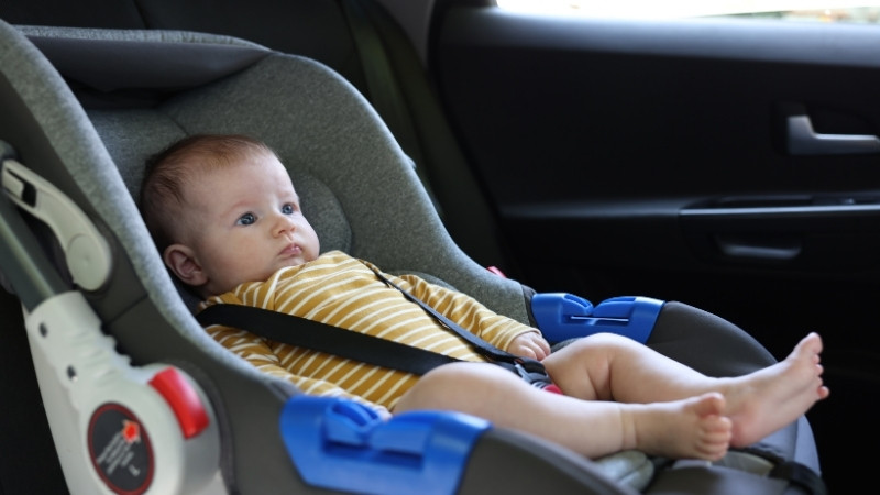 Chọn n&ocirc;i x&aacute;ch tay cho di chuyển ngắn, n&ocirc;i xe hơi cho &ocirc; t&ocirc; để bảo vệ b&eacute; an to&agrave;n