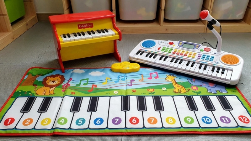 Tiki c&oacute; piano mini, piano điện tử k&egrave;m micro v&agrave; thảm nhạc piano cho b&eacute; vui học