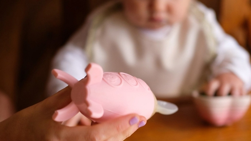 Chọn b&igrave;nh ăn dặm BPA Free, th&igrave;a mềm, chống tr&agrave;n tốt, dễ vệ sinh v&agrave; c&oacute; vạch chia