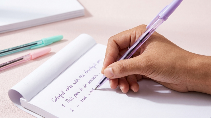 Viết &ecirc;m, mực đều, nhanh kh&ocirc;, gi&uacute;p ghi ch&eacute;p r&otilde; r&agrave;ng, kh&ocirc;ng lem