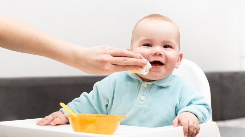 Chọn khăn ướt theo m&ugrave;i hương, c&ocirc;ng năng v&agrave; độ an to&agrave;n ph&ugrave; hợp l&agrave;n da b&eacute;