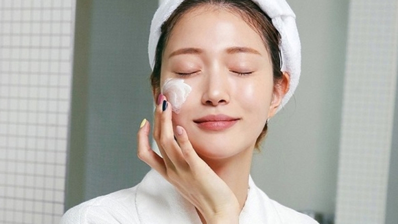 Dưỡng ẩm duy tr&igrave; độ ẩm v&agrave; bảo vệ h&agrave;ng r&agrave;o da