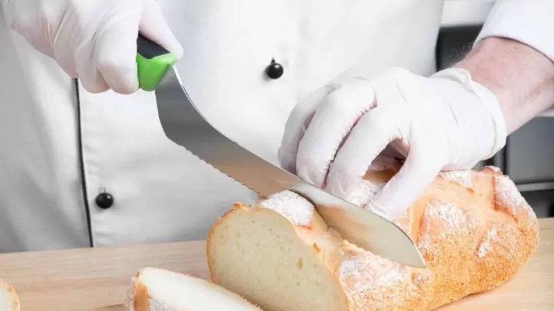 Tr&aacute;nh d&ugrave;ng dao b&aacute;nh m&igrave; để chặt xương hay đồ đ&ocirc;ng lạnh để bảo vệ độ tinh xảo của răng cưa