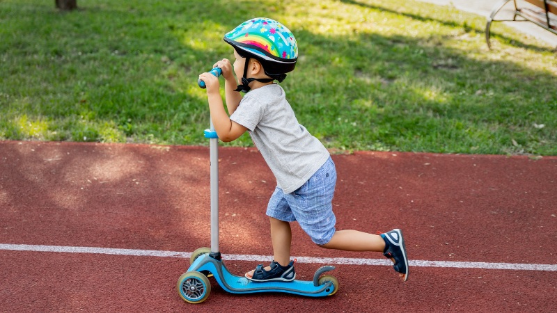 Xe scooter 3 b&aacute;nh gi&uacute;p b&eacute; mới tập chơi giữ thăng bằng v&agrave; an to&agrave;n hơn