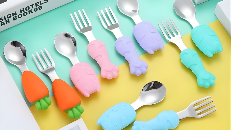 Bộ muỗng nĩa tập ăn cho bé giúp rèn kỹ năng tự xúc và cầm nắm chắc tay