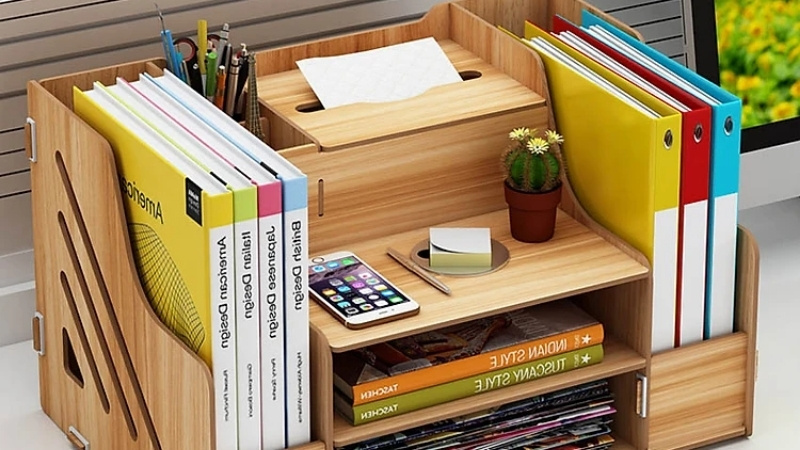 Kệ đựng hồ sơ văn phòng giúp sắp xếp tài liệu, tạp chí gọn gàng trên bàn làm việc