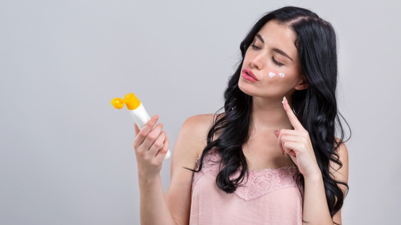 Sản phẩm chống nắng chứa màng lọc tiên tiến, chất chống oxy hóa và dưỡng ẩm sâu tại Tiki