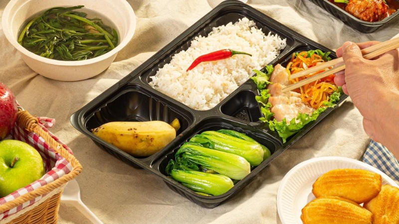 Khay gi&uacute;p sắp xếp v&agrave; phục vụ thực phẩm một c&aacute;ch tiện lợi.