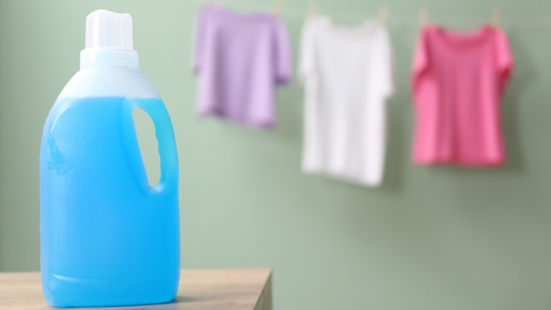 Chọn nước giặt cho b&eacute; c&oacute; th&agrave;nh phần l&agrave;nh t&iacute;nh, pH c&acirc;n bằng, dễ tan, m&ugrave;i nhẹ, thương hiệu uy t&iacute;n