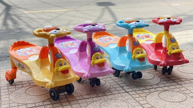 Tiki gợi ý xe lắc, đồ chơi vận động đa dạng giúp bé vui chơi, rèn luyện thể chất toàn diện