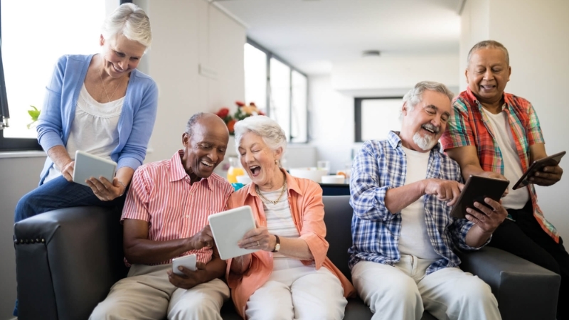 Thiết bị hỗ trợ người gi&agrave; với thiết kế th&acirc;n thiện, an to&agrave;n cho sức khỏe