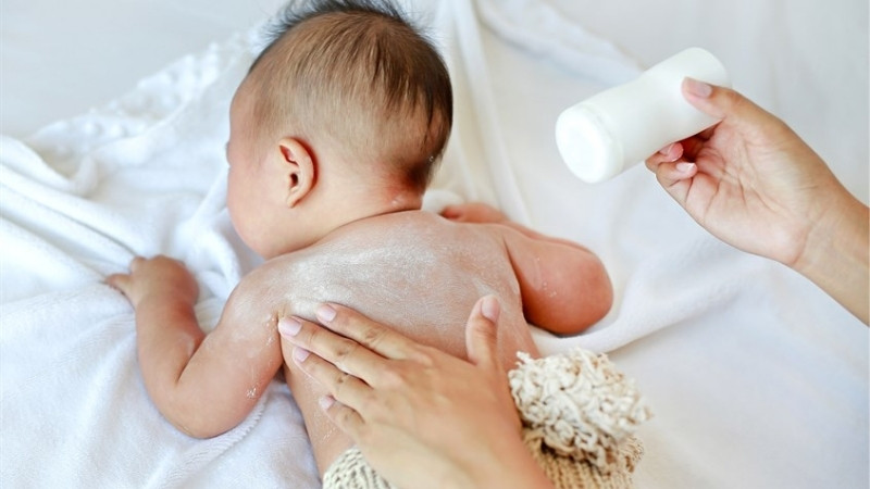 Bộ chăm sóc da bé tại Tiki gồm dưỡng ẩm, chống hăm, vệ sinh và thư giãn an toàn, dịu nhẹ