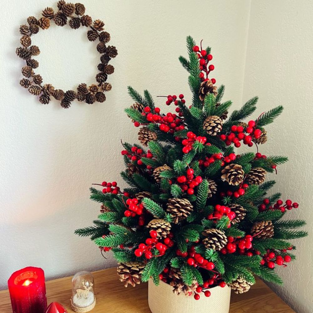 bé trang trí cây thông noel