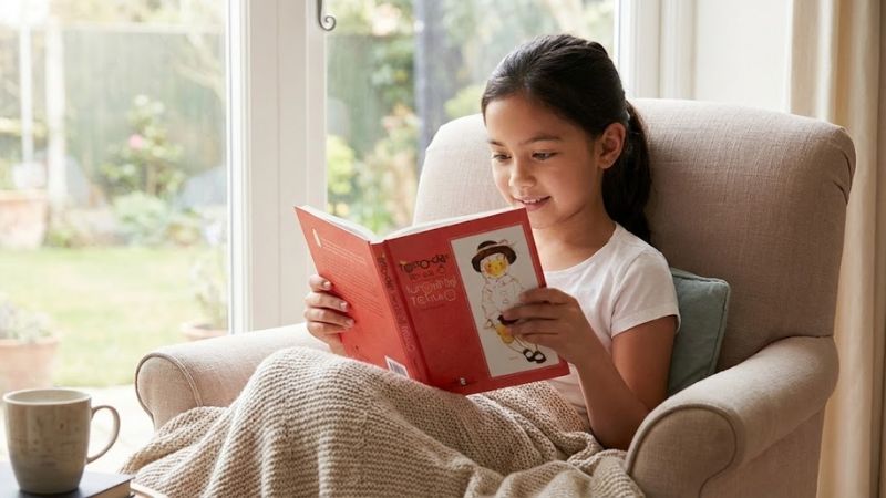 Totto-chan: C&ocirc; b&eacute; b&ecirc;n cửa sổ của t&aacute;c giả Tetsuko Kuroyanagi