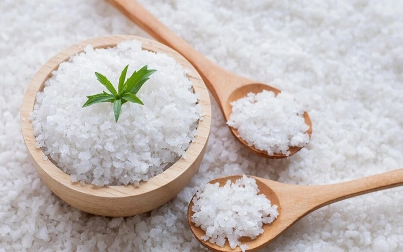 Muối hạt l&agrave; gia vị kh&ocirc;ng th&ecirc; thiếu đối với mọi gia đ&igrave;nh trong buổi ăn