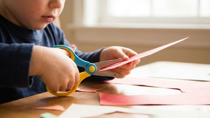 Thiết kế đầu bo tr&ograve;n v&agrave; tay cầm nhựa gi&uacute;p b&eacute; thỏa sức s&aacute;ng tạo m&agrave; vẫn đảm bảo an to&agrave;n