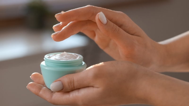 L&agrave;m sạch, tẩy tế b&agrave;o chết nhẹ nh&agrave;ng, sau đ&oacute; massage kem chuy&ecirc;n dụng để thẩm thấu s&acirc;u