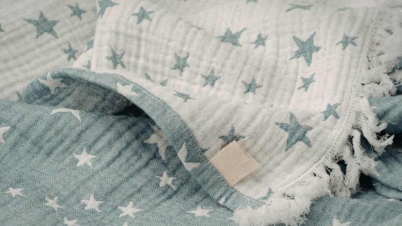 Chọn chăn cho bé nên ưu tiên vải tự nhiên, nhẹ, thoáng khí, đúng size và dễ giặt