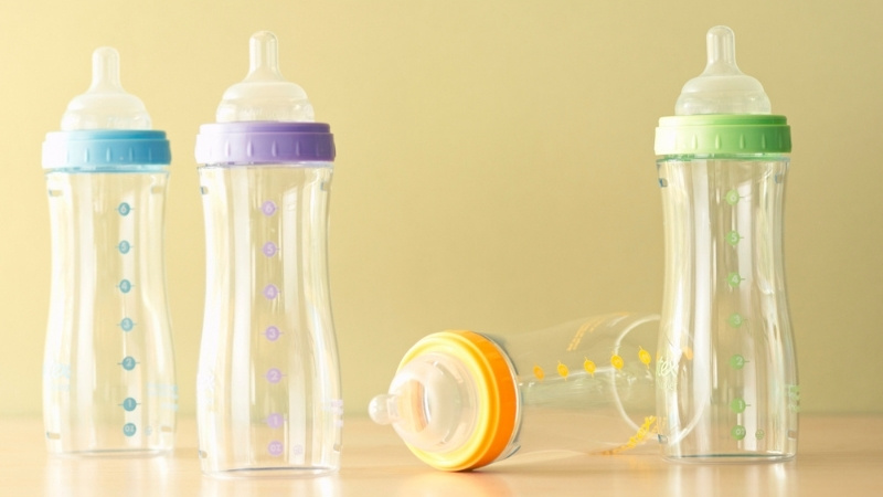 Chọn b&igrave;nh sữa c&oacute; van chống sặc, n&uacute;m silicon mềm, h&atilde;ng uy t&iacute;n, size ph&ugrave; hợp tuổi b&eacute;