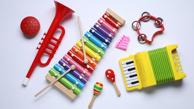 Chọn nhạc cụ cho b&eacute; cần chất liệu an to&agrave;n, &acirc;m lượng vừa, đ&uacute;ng độ tuổi v&agrave; thương hiệu uy t&iacute;n