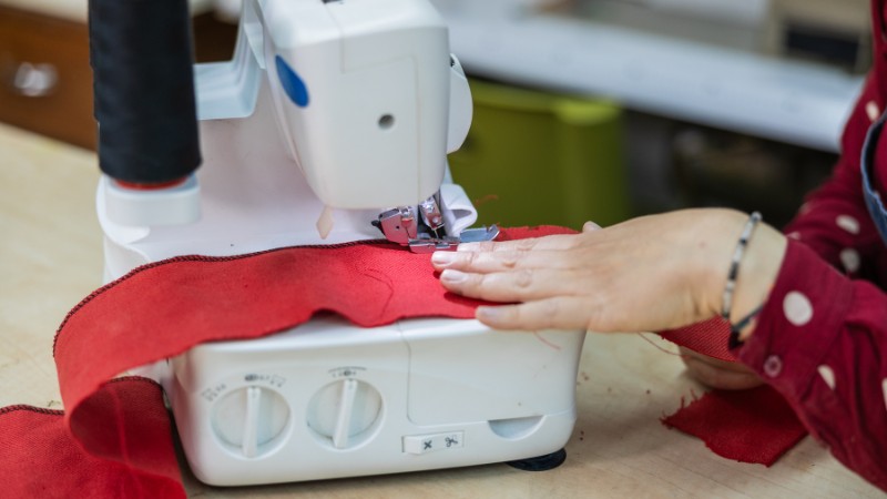 M&aacute;y vắt sổ gi&uacute;p ho&agrave;n thiện m&eacute;p vải chống tưa tiết kiệm thời gian v&agrave; tăng độ bền trang phục