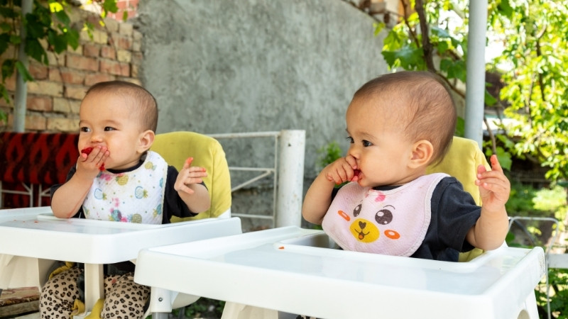 Chọn yếm, khăn cho bé từ chất liệu an toàn, thiết kế tiện, thương hiệu uy tín, bền màu