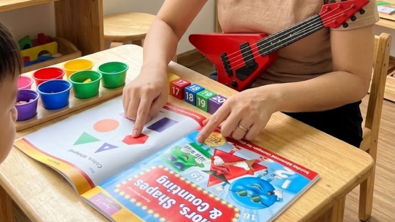 S&aacute;ch học số, h&igrave;nh v&agrave; m&agrave;u sắc gi&uacute;p b&eacute; vừa học vừa chơi hiệu quả