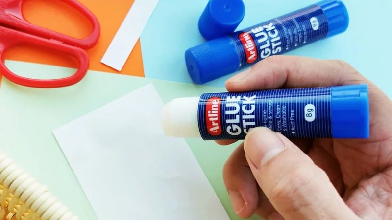 Keo hồ khô khô nhanh, giúp cố định giấy chắc chắn