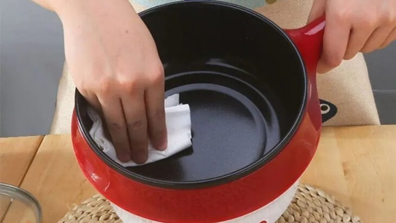 Bảo quản đ&uacute;ng c&aacute;ch gi&uacute;p lớp chống d&iacute;nh của nồi điện lu&ocirc;n bền bỉ v&agrave; an to&agrave;n sức khỏe