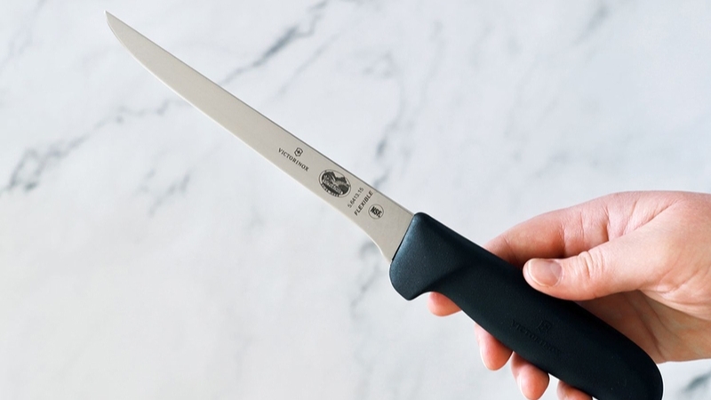 Cấu tạo lưỡi th&eacute;p đ&agrave;n hồi v&agrave; thiết kế c&aacute;n đinh t&aacute;n chắc chắn của c&aacute;c d&ograve;ng dao lọc xương cao cấp