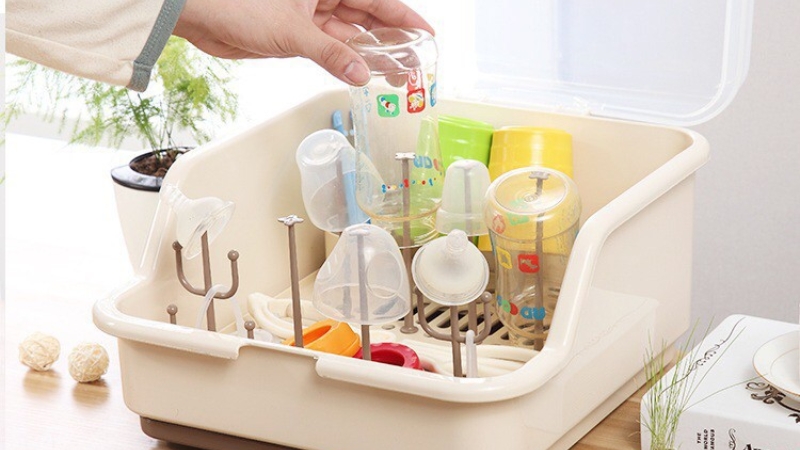 Giá úp bình sữa giúp phơi khô bình sữa gọn gàng và sạch sẽ
