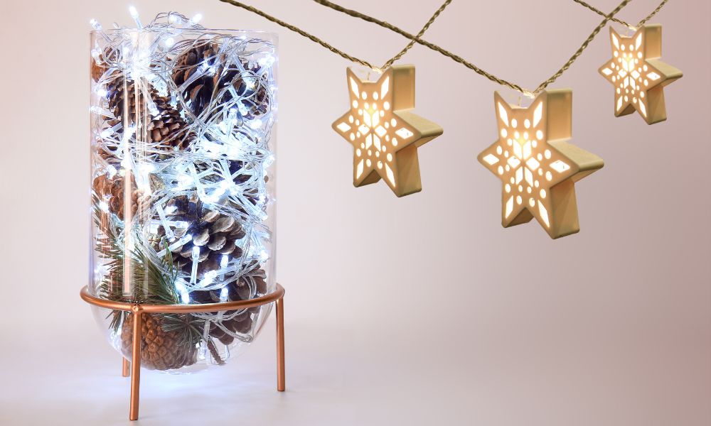 Đèn sao, bông tuyết là nét đặt trưng của ngày Noel