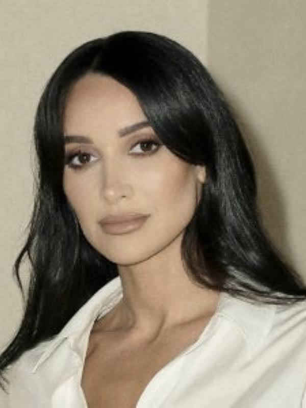 Tác giả Roxie Nafousi