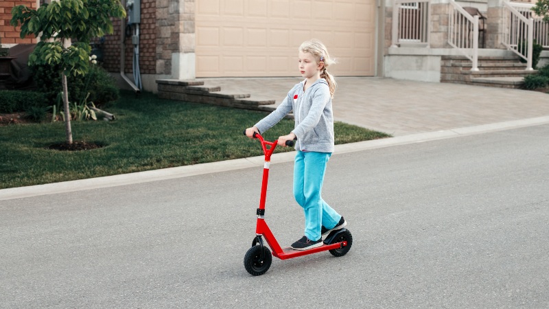 Xe scooter 2 b&aacute;nh gi&uacute;p b&eacute; lớn r&egrave;n luyện thăng bằng v&agrave; di chuyển linh hoạt